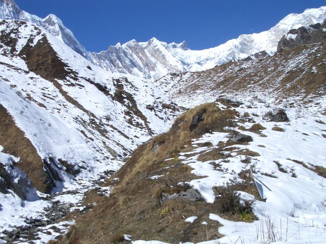 アンナプルナBCまでは緩やかな登りを歩く。<br />展望はますます開け素晴らしい。360度の展望とは<br />こういう事をいうのだろう。今回の目的地の内院に来たという実感を味わう。<br /><br />輝くアンナプルナ南峰　