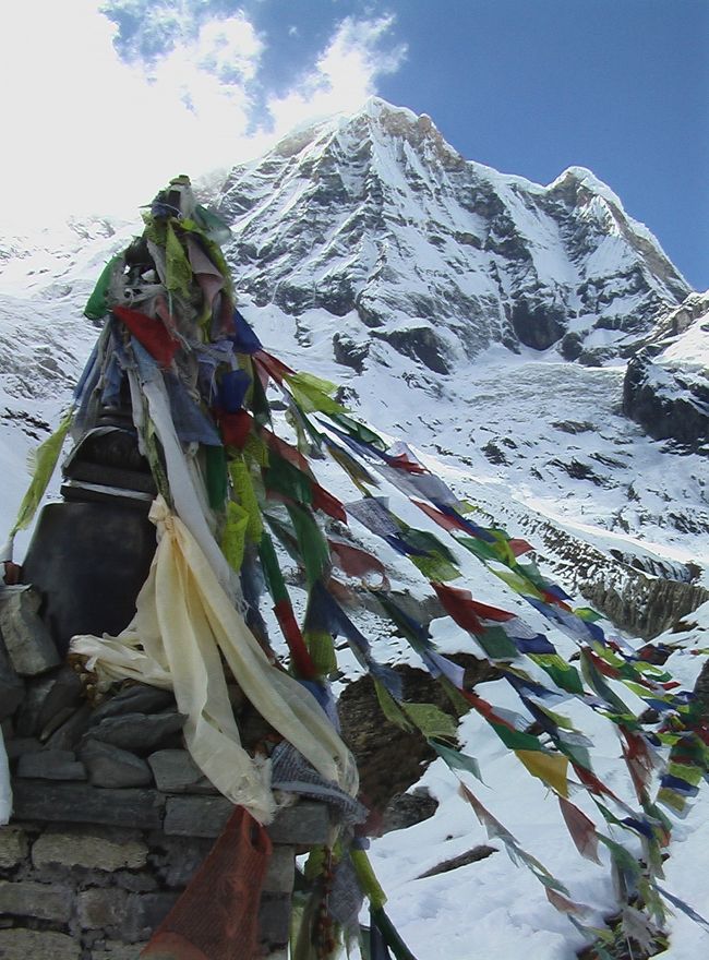 午後の光りの中で<br />アンナプルナサウスに向かって祈りの<br />タルチョが霊山の風景を作る。<br /><br />最高地点の4130m　念願がかないました。<br />こんなに山が近くに見える。それも360度の視界に<br />素晴らしいところだ。<br />握手、握手で互いに健闘をたたえあった。<br /><br /><br />後日談　4130mの地を初めて踏んだ山の仲間は感激の<br />　　　　あまり涙がこみあげて止まらなかったという<br />　　　　感激の瞬間をあじわう。