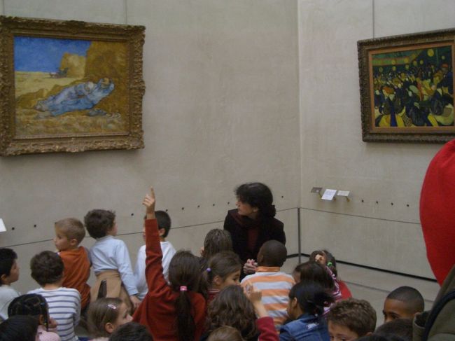 オルセーもシャガール美術館と同じく、写真撮影がＯＫ。<br />そしてこのように、たくさんの子ども達が名画を味わいにやってきている。<br /><br />もちろん私はフランス語はわからないのだけれど、先生は「普通、建物の壁はまっすぐよね。でもゴッホにはこういうふうにゆがんでで見えたの。まっすぐと、ゆがんで描くのと、どう違うと思う？」といった感じで説明し、子供に感想を言わせている。<br />なんとも豊かな情操教育。<br />言葉がわかれば、私も後ろで先生の説明聞きたかったなぁ。