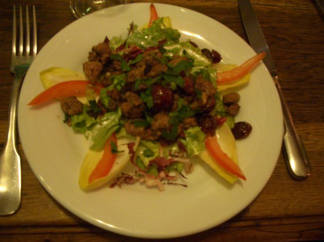 ライトアップされたサクレ・クール寺院や街並みを見たあと、まずは腹ごしらえの夕食へ。<br /><br />山田さんの知っている店がなくなっていて、とりあえず目に付いた店に入ることに。<br /><br />一人２２ユーロで、オードブル・メイン・デザートが選べ、コーヒーとパンが付く。<br />初めてのパリでの食事。<br /><br />まずはオードブルで鴨のサラダ。美味し〜！