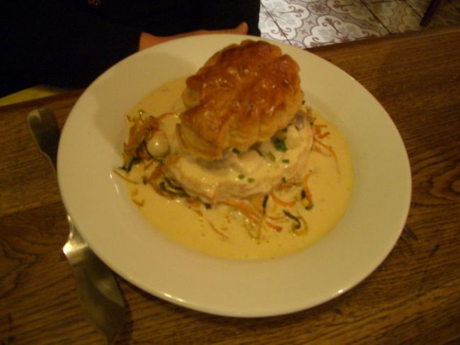 メインにサーモンと貝柱のクリーム和え、パイ皮のせ。<br /><br />とろける〜