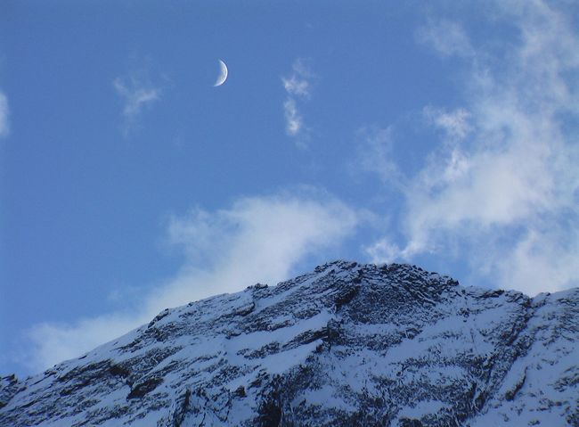 青空に三日月が雪峰を飾ります。