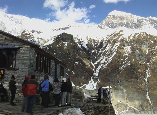 雪道を辿ると遥かかなたにマチャプチャレのBCが見える。<br />素晴らしい風景に時を忘れ見とれた。
