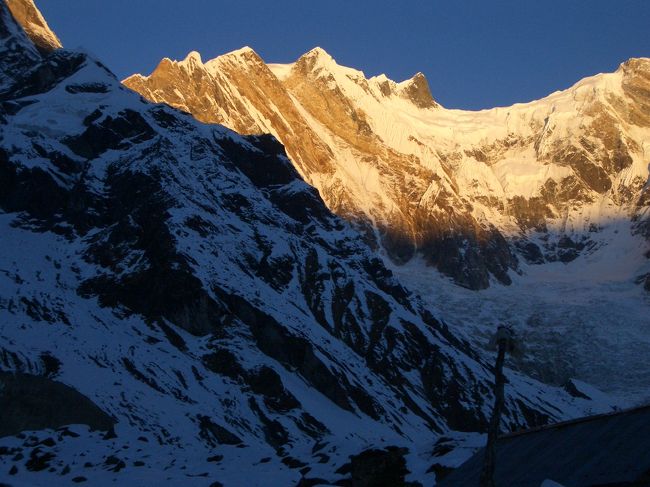 なぜでしょう。赤く染まる山に心が動かされるのは。<br />この瞬間を待っていました。<br /><br />ヒマラヤの美しさを朝に夕に堪能でした。