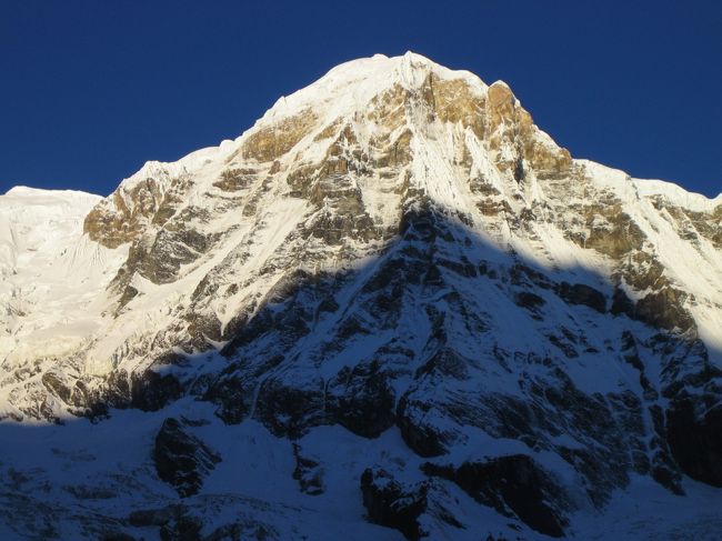 ベースキャンプの背面の丘に登ると、アンナプルナ?、?峰、ガンガブルナ、マチャプチャレなど12のピークが一望にできる。眼下には4つの氷河も見えた。<br /><br />サウスに向かいの山の影が、<br />青い空に風景を作ります。