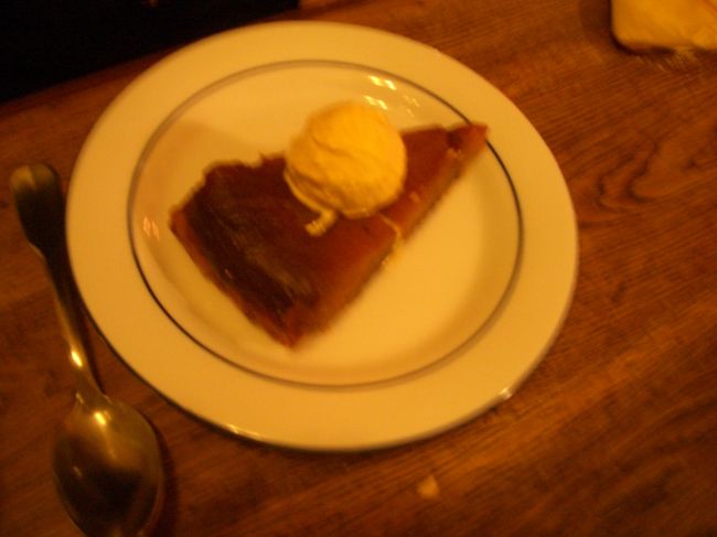 デザートは、秋ならではのタルトタタン。<br /><br />りんごが香ばしい〜。<br /><br />ん？ひとり１種類づつ選べるなら、あと２つづつのオードブル・メイン・デザートは？<br />そうなんです、イマイチだったんですー残念なことに。<br /><br />山田さんも「こんなはずでは…。パリはもっと美味しいんです。今度はちゃんと美味しいものを食べてもらいます」とのこと。<br />確かにちょっと驚く味のものもあったけど、でもツアー食に比べたら、いくらかマシでした。<br />22ユーロに負けるツアー食って、いったい予算いくらなんでしょう（涙）。