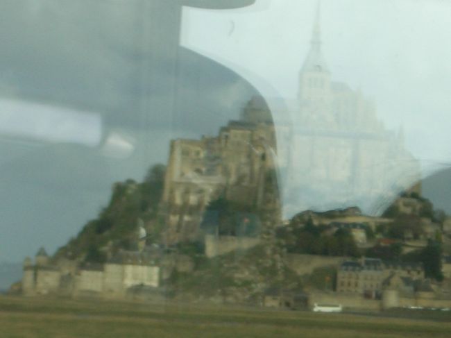 さて７日目は、オプショナルでモン・サン・ミッシェルへ。<br />７時半にホテルを出発、延々とバスに乗って４時間半で、やっとやっと世界遺産モン・サン・ミッシェルが見えてきました〜（バスの中から撮った写真なのできたなくて許してね）。