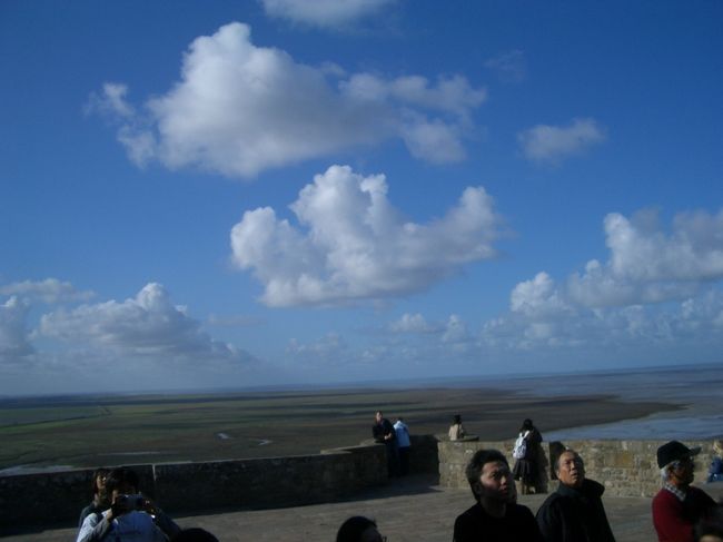 モン・サン・ミッシェルはノルマンディの海に浮かぶ小島に建つ修道院。この海も、世界遺産なんだって。<br />確かに美しい！