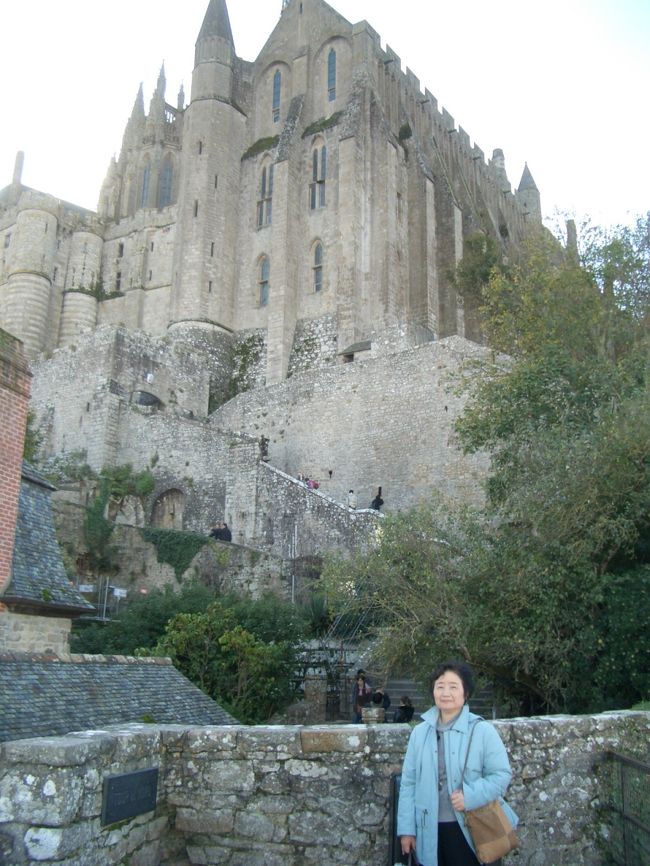 対岸にある街の司教の夢枕で、聖ミカエルが岩の上に修道院を建てよと命じたのが708年。それがこのモン・サン・ミッシェルの始まり。<br />以降、増改築を繰り返し、初期ロマネスクから後期ゴシックにかけての入り混じった、美しい建物となったそうな。<br />これがその修道院（たぶん…）