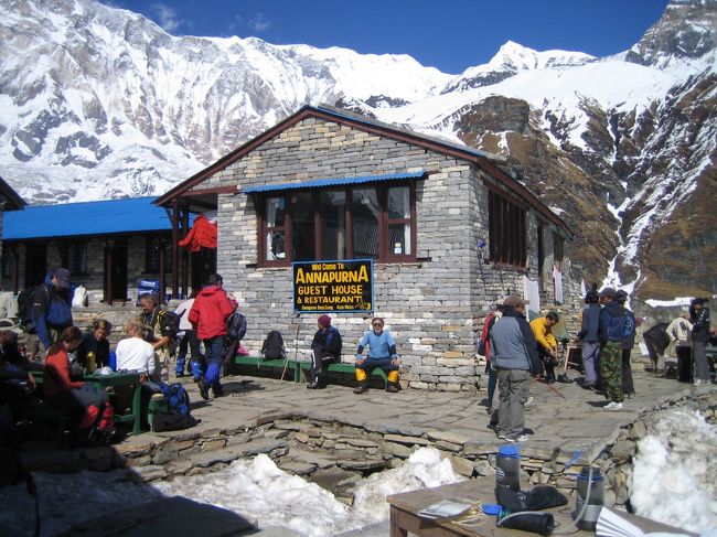 ロッジの前の陽だまりは国際色ゆたか。<br />それぞれの想い、ひと時を楽しむ。