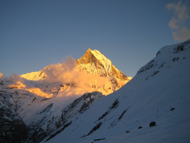 ABCから見るマチャプチャレの夕照は<br />また違います。<br />「遠望」素敵な題をつけましょう。<br />　<br />　「霊峰は輝く」至福の時を味わいました。