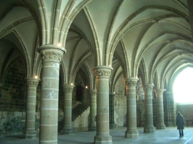 モン・サン・ミッシェルの建物を支える、たくさんの柱。<br /><br />ここもガイドに「これがロマネスク様式でこれが少し進んだゴシックで」と説明をしてもらい、聞かなければ気がつかないような事もわかってとてもよかった。<br />ガイドの説明を聞くのは根気が要りますが、やはりオススメです。