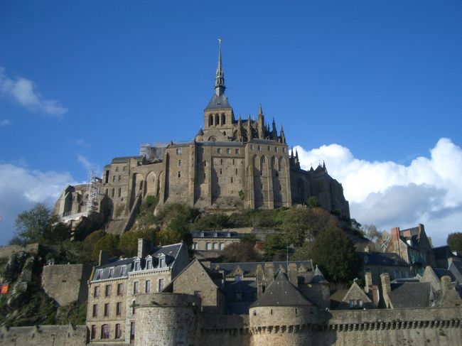 モン・サン・ミッシェル全貌。<br />やはり美しいの一言。<br /><br />最近はパリで観光やショッピングをせず、それよりもモン・サン・ミッシェルにくる観光客が多いのだそうだ。<br />私もそうしてよかった。<br />モン・サン・ミッシェルは文句なく、オススメです。<br /><br />ちなみに母猫はひざが悪く、駅の階段などが登れない。なのにモン・サン・ミッシェルは、かなりの坂道と階段を登ることができた。美しいものの、人を惹きつける力ってすごいね！<br />