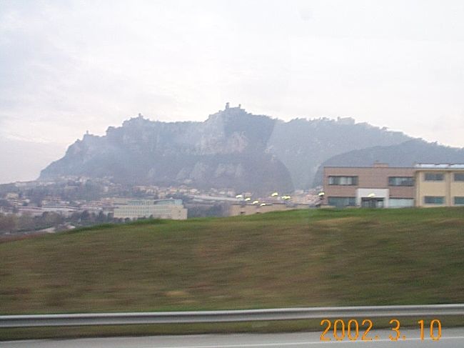 奥に見えるのがサンマリノ共和国です。<br />厳密にどこからがイタリアで、どこからがサン・マリノ共和国かは分かりませんでした。<br /><br />写真右側はなだらかになっていて、<br />道路も舗装されており、<br />バスで行くことが出来ます。