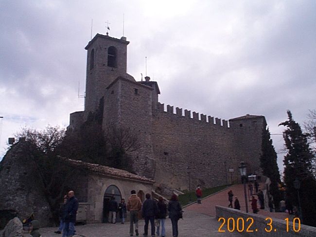 塔のある場所は、外から見ると、<br />ちょうど断崖絶壁となる場所に立っており、<br />こんな、人口2万5000余りの小国が、<br />何故に1700年近く独立していたかが分かります。<br /><br />近現代であれば、戦闘機で一撃だったんでしょうが。<br /><br />サン・マリノ共和国にはこのような塔が<br />3つ存在します。