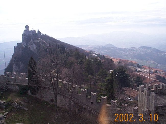 端の塔から端の塔を撮った写真