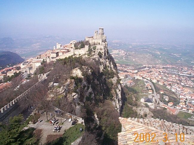 サン・マリノ共和国は見所は3つの塔くらいで、<br />2時間もあれば、すべて見て回れます。<br /><br />高台の国だけあって、どこも見晴らしが良く、<br />本当に気持ちのいい国でした。<br /><br />強いて言えば、ここが英語圏でないところが、<br />悔やまれます。