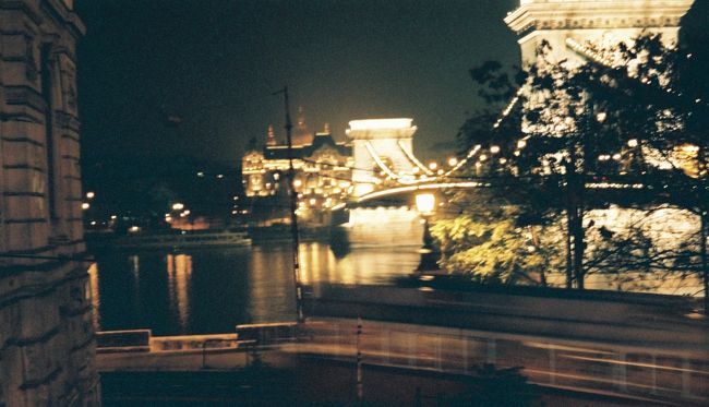 くさり橋<br /><br />検札とかはめちゃ厳しいですし、怖い人ばかりでしたが、<br /><br />町では親切で優しい人に出会えました。