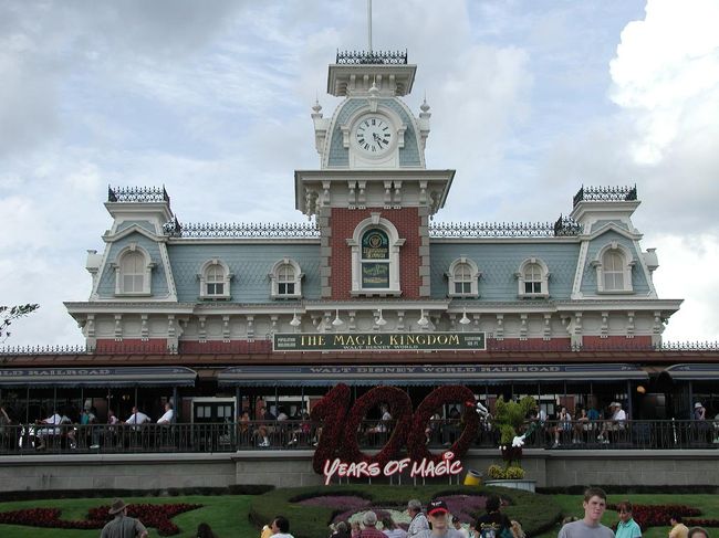 ここがマジックキングダムの入り口。　所詮は子供だましの遊園地だろう・・・と想像していたのですが、アメリカのエンタテイメントは日本とは桁ちがい。　大人でも十分楽しめるリゾートでした。　　ただ、広すぎる！！