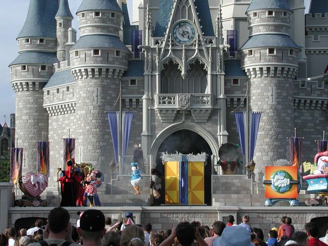 昼間のシンデレラ城。　ミッキーは世界中で人気者ですが、当然本場でもこの人気ぶり。