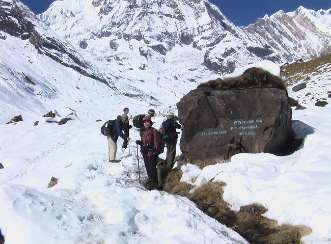 早朝は足元の雪も滑ります。<br />パノラマの風景を楽しみながらアンナプルナベースキャンプへ。