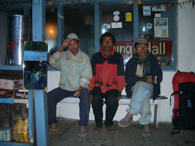 6人分のザックを背負ってくれたポーター<br /><br />左からマガール族のナム・ウッタム　　32歳<br />中奥　シェレスタ族のマンマハドールシェレスタ45歳<br />右　　マガール族のゴマネ　44歳<br />良い人たちに恵まれて素晴らしいトレッキングが<br />出来ました。<br /><br />　