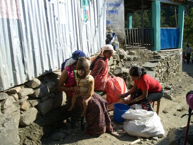 <br />陽だまりの道路際、ネパールしき井戸端会議。<br />作業しながら楽しそう。