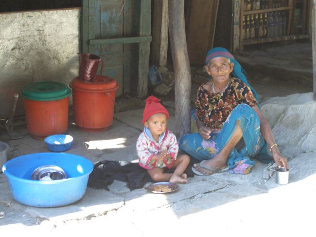 素足に毛糸の帽子の坊や、おばあちゃんと一緒に<br />只今おやつの時間です。