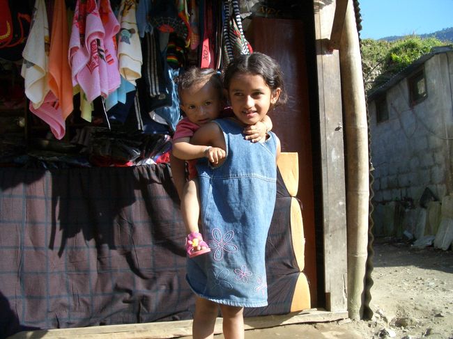 どの子も、この子もお手伝い。<br />仲良し姉妹の素敵な笑顔にカメラを向けて。<br />美人のお姉さん。可愛いい。