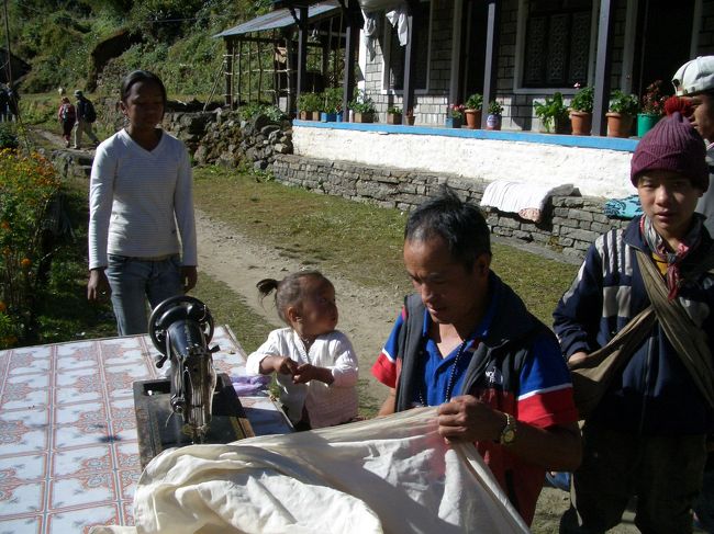 偶然見つけた手動のミシン。<br />お父さんの側で私もお手伝い。