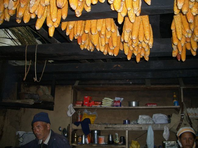 ロッジの調理場を覗かせてもらって。<br />天井にはとうもろこしが。乾燥をさせて保存食<br />冬の食料に。フラッシュで一瞬輝きました。