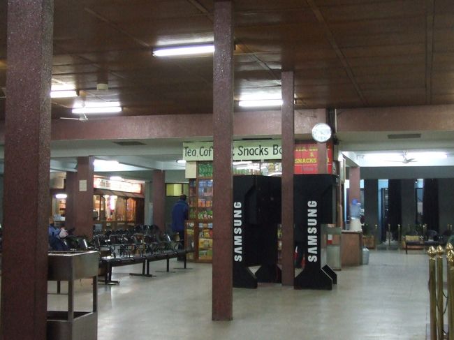 ネパールへは羽田から国内線で関空へ飛びロイヤルネパール航空で。上海経由で約10時間で首都カトマンズへ到着。<br /><br />早朝発（6:35集合）だった上に乗り換えが多く、経由地の上海でもわざわざ一度飛行機から下ろされ寒く何もない空港ロビーで待たされたためクタクタ。<br /><br />タメル地区にあるマーシャンディホテルに着くなり翌日からのトレッキングに備えスーツケースからダッフルバッグに荷物を移す。これから４日間分の着替え（といってもほとんどない）、食料（といってもほとんどお菓子）、懐中電灯やホッカイロなどの暗く寒いロッジ対策品を詰めて早々と就寝。<br /><br />２日目カトマンズからトレッキングの起点となるルクラへはYeti　Airlineの飛行機で。朝７時発の予定で早朝がらんとした空港に乗り込んだが結局飛んだのは5時間近く遅れて11:50頃。カトマンズ盆地は霧が多く、時間通りに飛ばないことは日常茶飯事。<br />（Cosmic Airのジェット機ならもう少し早く飛んでいたがイエティエアなどのプロペラ機はなかなか飛べないことが多い）<br /><br />写真はまだ人が集まる前の空港（国内線ターミナル）