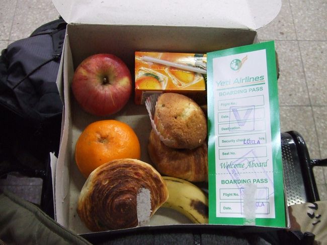 朝６時にホテルを出発したため朝食はボックスに詰めてもらい空港のベンチで。<br /><br />クロワッサン、デニッシュ、マフィンとリンゴ、バナナ、みかん、マンゴージュース。<br /><br />くそ寒い中カチカチ・パサパサなパンと食べるのが面倒くさい丸ごとフルーツ達、ねっとりが苦手なネクター系の飲み物。<br /><br />いつも思うけどどうして外国のホテルの朝食やランチボックスは中身が一緒なの？！（これにポテトチップが加わることもよくある）<br /><br />ホテルのレストランで温かい卵料理やスープが飲めることを思うと損した気分。