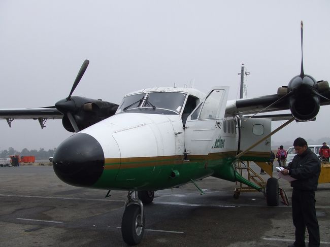 Yeti Airlinesはこんな20人弱しか乗れないプロペラ機。<br /><br />出発前に騒音対策で耳栓がわりの綿の丸めたものをもらえる。あまり効き目はないように思うけど・・・<br /><br />耳栓と一緒に配られたキャラメル味キャンディーはココナッツ入りで美味しい（友達は帰りの便で２個取り。）