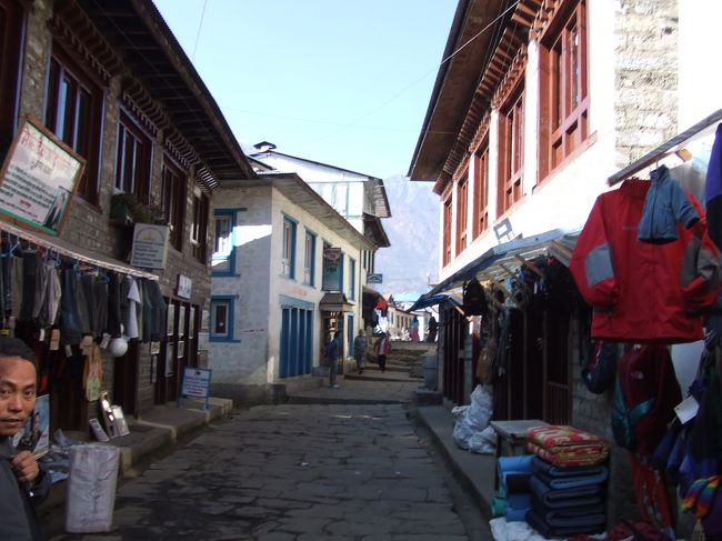 ルクラは標高2800メートル、エベレスト街道トレッキングの拠点となる町。トレッキング用品店やロッジ、お土産屋さんが並ぶ小さな町だがこの地域にしては賑やかなほう。<br /><br />この町でランチをしている間、ガイド氏が近くの宿からシェルパ族のポーターを１人確保してきた。４日間の行程につきっきりでポーターをするのにこんな直前にお願いして「はいOK」とは山間部に生まれ育った人は違う。