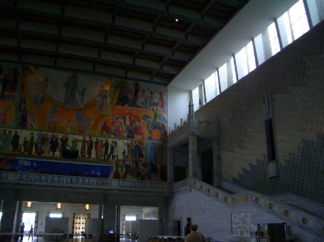 駅で友人に拾ってもらい、友人宅に荷物を置いてから市庁舎へ。道中驚いたこと。?：人が少ない…。首都の中央駅にいるにも関わらずガランとしています。?：物価が高い…。出発前から北欧の物価はすごい、と聞いていたのですが市内交通の３日券を買って絶句しました。?：セブンイレブンがいっぱい！いや、ドイツにはコンビニがないので恋しかったんですよ…。でもおにぎりはなかったデス。