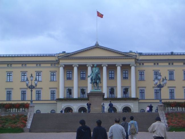 王宮です。オスロの街を見下ろせるところにそびえています。ノルウェーの王室といえば、世界的にも有名な現代版シンデレラストーリー、ホーコン皇太子と皇太子妃のロマンスでしょうか。両殿下とお子さんたちも現在こちらにお住まいだそうですよ。