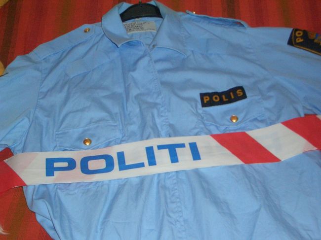 ノルウェーで「警察」は「ポリティ」。何だかイエティみたいで可愛らしいですよね。今回部屋を貸してもらっている友人は現地テレビ局のディレクター。以前「警察２４時」みたいな番組を撮っていたらしく警察の小物が家のあちこちに落ちています。制服はスウェーデン。テープはノルウェー警察です。