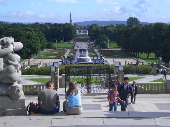 オスロ市内北西部にある、フログネル公園には大彫刻が沢山あります。人の一生を表現した彫刻ということでなかなかダイナミック。