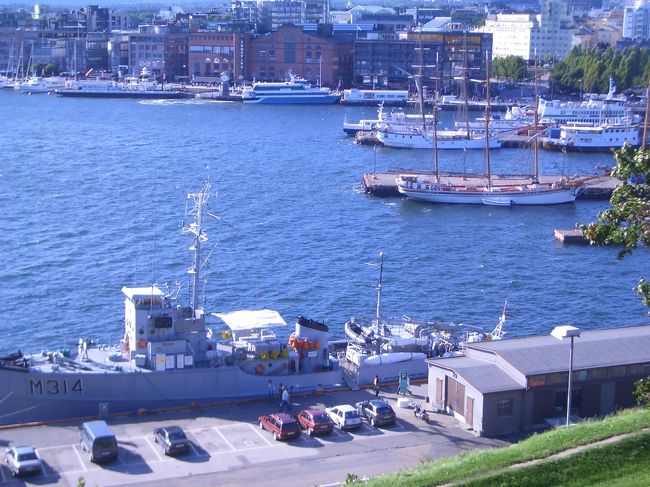 僕は港街、神戸の出身なのでビーチというよりも船が往来する港がとても好き。しかしドイツには海が殆んどない上、僕の住んでいるケルンには川しかないのでこういう風景は嬉しいものです。港には他国へ向かう国際フェリー、沿岸警備隊、そして優雅な自家用クルーズ船が所狭しと係留されています。海の匂いのする街オスロはなんだか神戸に似てるかも。