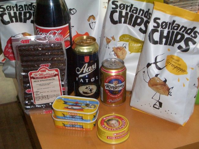 お土産。といっても食べ物ばかりなんですが。写真のポテトチップスは友人のオススメ。滞在中僕もこれにハマり、全部で５袋ぐらい食べたような…。ビールはドイツから来たものとして試さないとと思い、買ってみました。味はともかく非常ーーに高価です。黄色くて丸い缶詰はレバーです。パンに塗って食べると最高。これを買うためにまたノルウェーに行きたくなってしまいます。
