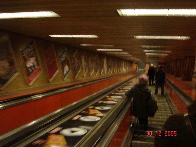 とても早いエスカレータ。もし行かれる方は　きをつけて！