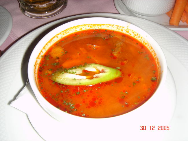 また　こりもせず　グヤーシュ　スープをたべました。が。　センテンドレのお店のほうが　おいしかった！