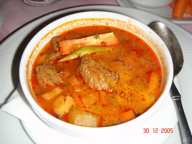 グヤーシュ　スープ　（中身が見えますか？　おいしそうでしょ！）