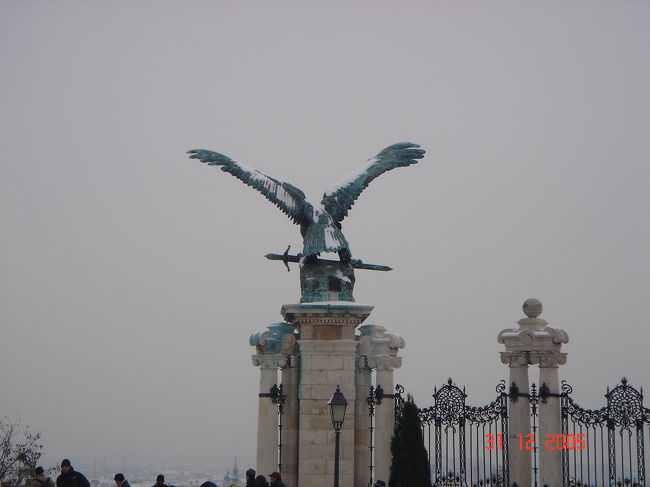 王宮入り口の鷲