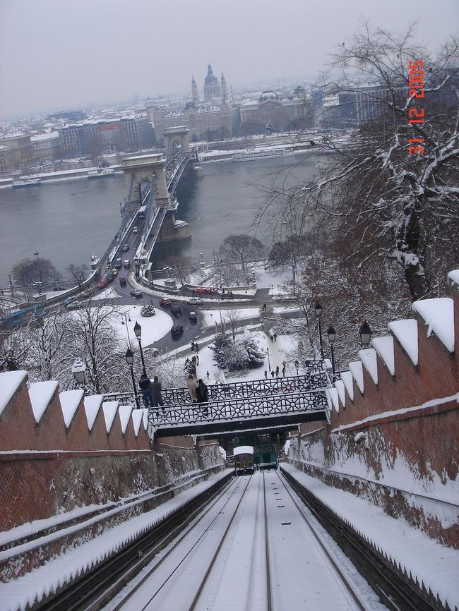 くさり橋とケーブルカー