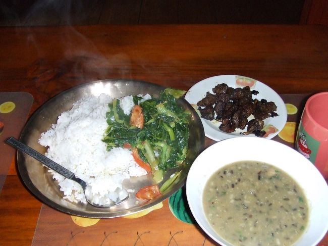 初めてのネパール料理、ダルバート。注文してから1時間以上経って登場。<br /><br />ダルが豆のスープ、バートがごはん。ごはんの横にはいつも野菜炒め。このときは肉炒めもついた豪華版。ネパールの人は毎日昼夜ダルバートを食べる。<br /><br />ここのは豆のスープがカレーのように味が濃い。ごはんにかけてぐちゃぐちゃにして食べる。みどりの野菜が苦味があるチンゲン菜みたいで美味しい。<br /><br />ダルバートはどこでもおかわり自由で残り少なくなるとお店の人が鍋やどんぶりでおかわりを足しにやってくる。がはじめからかなりの量が盛られていておかわりどころじゃない。<br /><br />チャー（ミルクティー）もコーヒーもマサラ入りで外国に来た気分を存分に味わえるランチだった。<br /><br />それにしてもここで他のネパール人が皆食べていたスープ入りモモ（餃子）が最後まで食べたくて出会えずじまい･･･心残り。