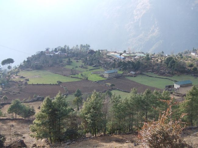 ルクラーパクディン間はこんなのどかな田園風景が見られ30分に1つくらいは小さな村やロッジが現れる。<br /><br />まだ使い慣れないストックを使いながらガイドについて歩く…この頃はまだガイド２人とも打ち解けていないためほとんど無言でひたすら歩く。