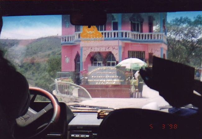 中国側の国境イミグレ<br /><br />西双版納の旅行社でツアー申し込み。「中国人しかダメだけど日本人ならバレないから」と即ＯＫ。<br /><br />ツアーバスの国境での検問は何もなし。