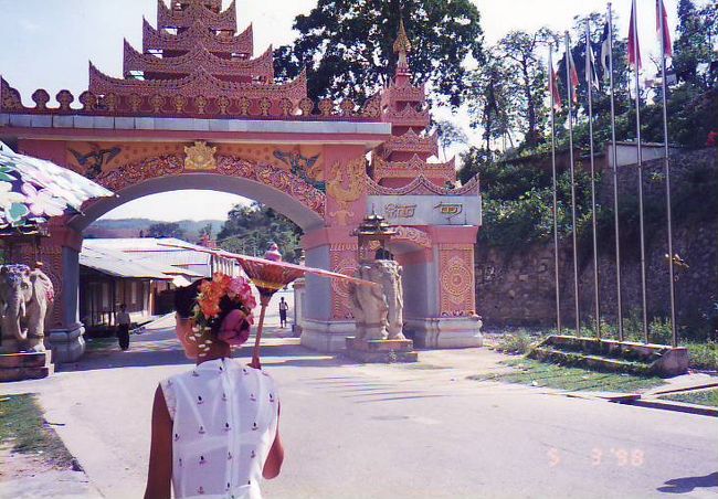 ミャンマー側の国境イミグレ<br /><br />ここでもフリーパス。